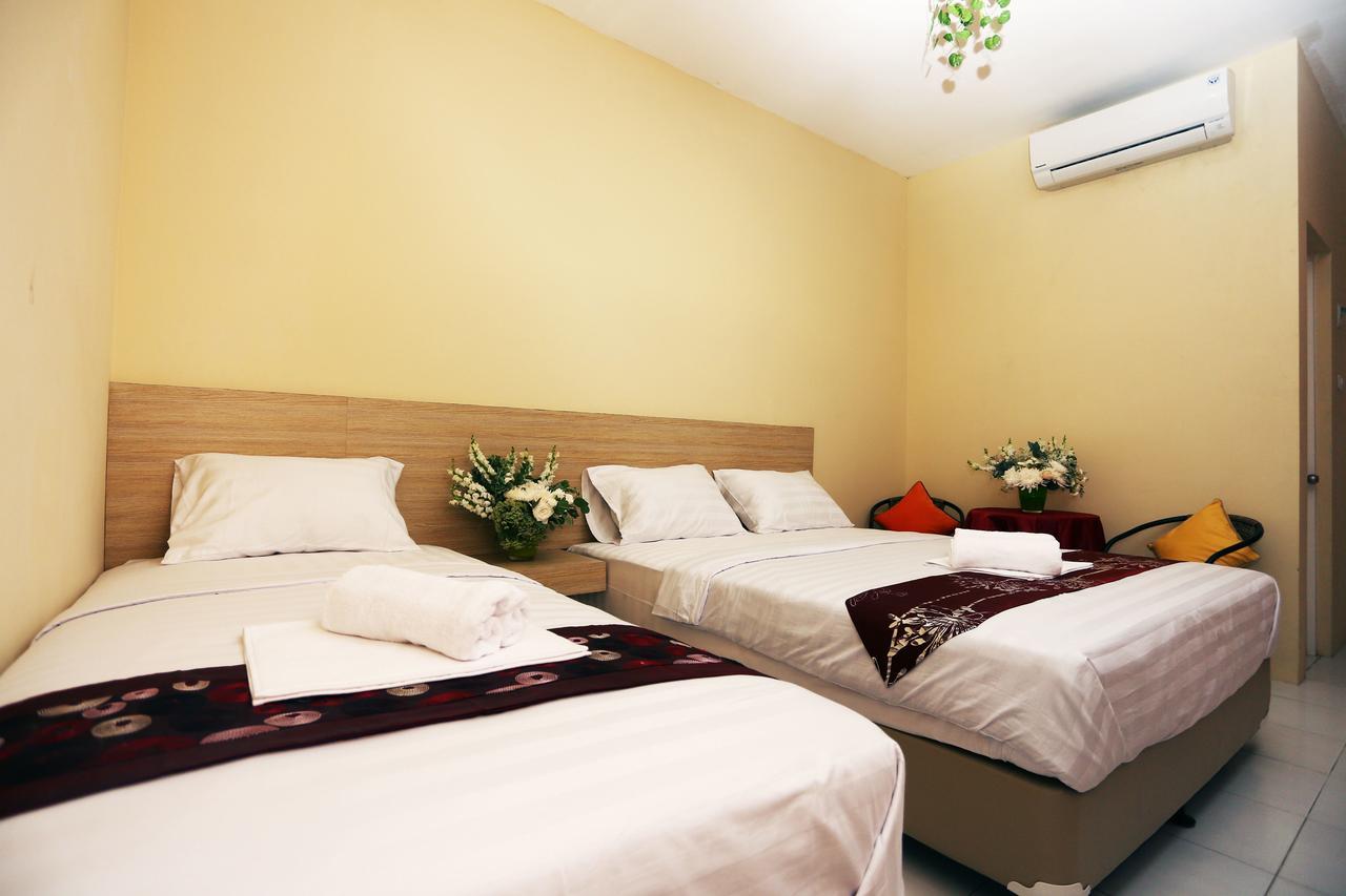 C.Stone Hotel Surabaya Esterno foto