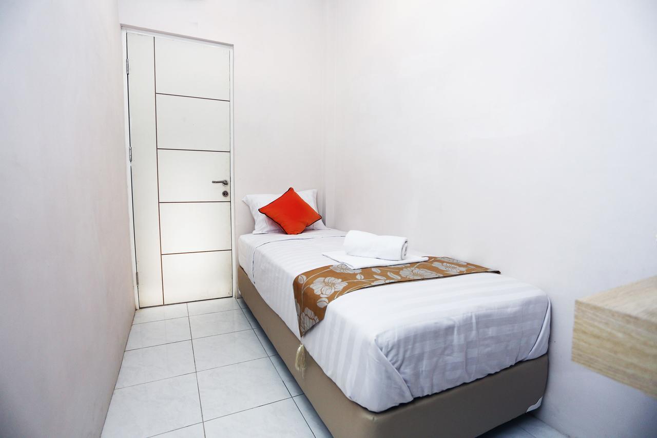 C.Stone Hotel Surabaya Esterno foto