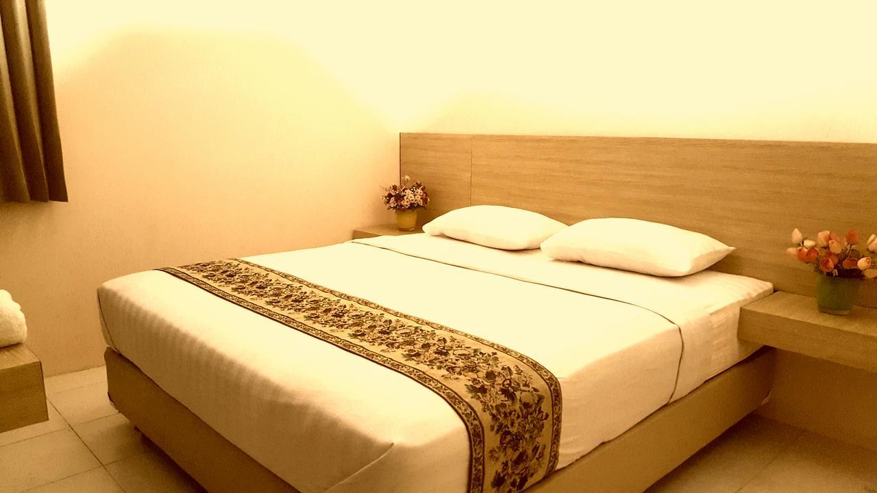 C.Stone Hotel Surabaya Esterno foto