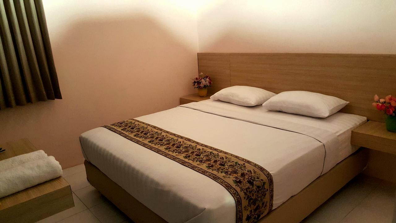 C.Stone Hotel Surabaya Esterno foto