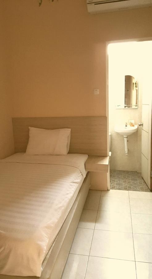C.Stone Hotel Surabaya Esterno foto